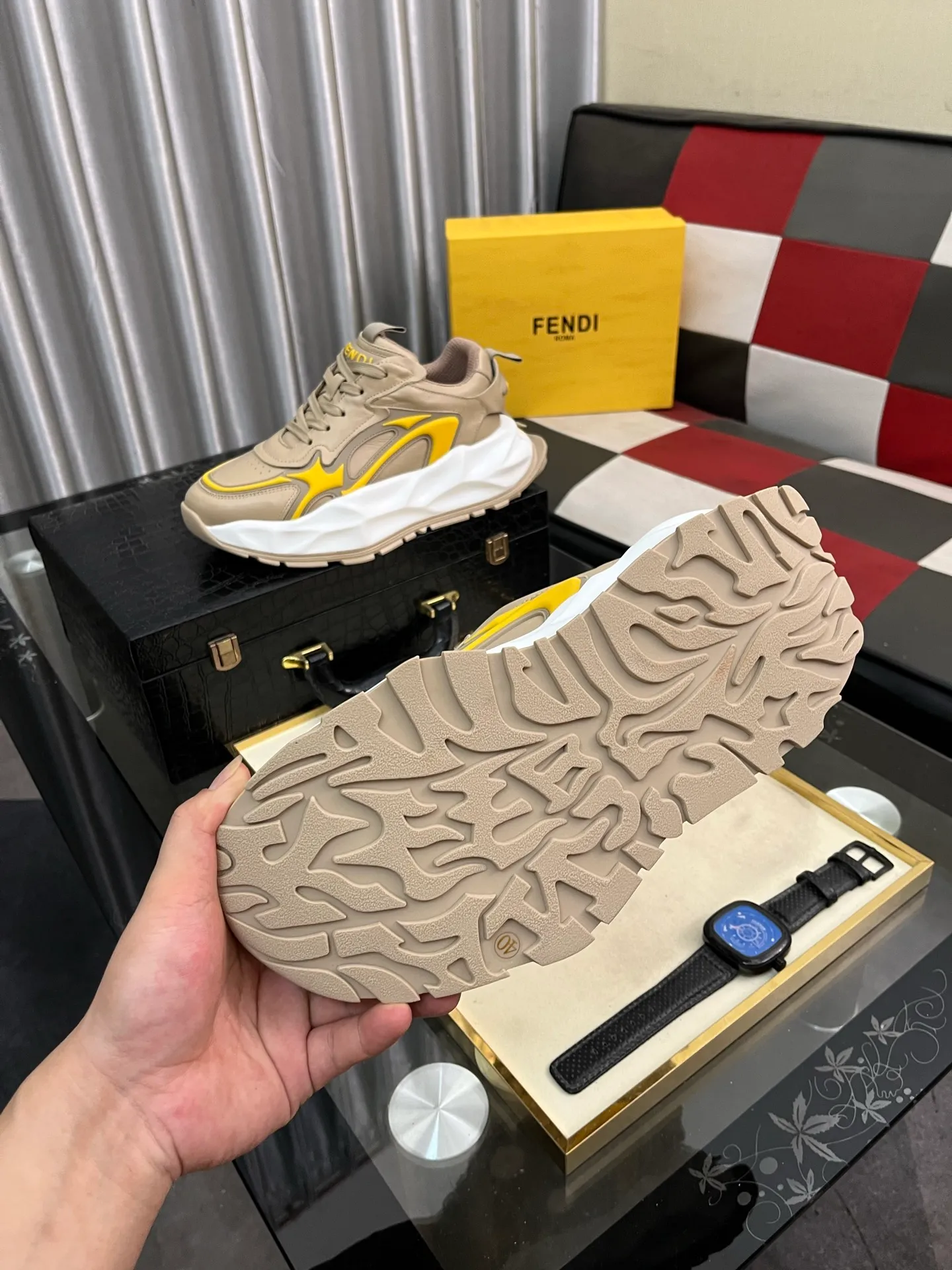 Men's Men's Shoes💰580⌚️⌚️[fendi] Fendi's classic and comfortable men's, this complex sneaker is made of soft calfskin➕genuine leather lining➕original ultra-light rubber material with rough outsole. This unique light style is suitable for the casual and refined sensibility of this season. It is comfortable and natural on the feet. It is an everyday style for casual travel in autumn and winter! 38-446️⃣colors available